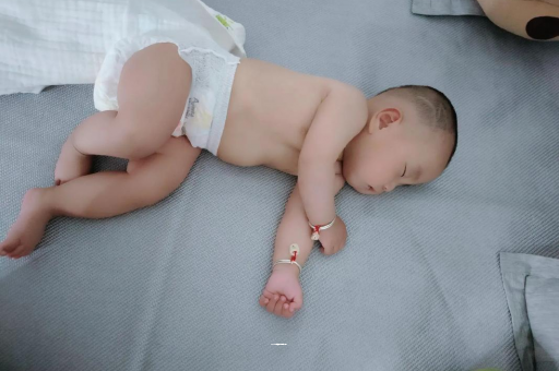舞钢3个月宝宝怎么抱